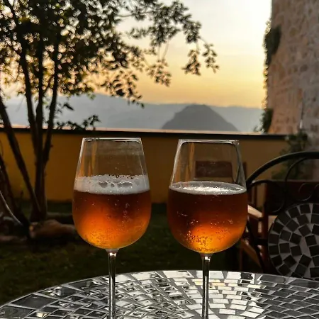 Giardino In Piazza, Casa In Pietra A